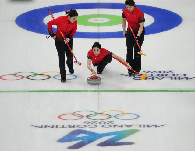 (260219) -- CORTINA D'AMPEZZO, Feb. 19, 2026 (Xinhua) -- Jiang Jiayi (C) of China competes during the curling women's round robin session 11 match between China and Sweden at the 2026 Milan-Cortina Winter Olympics in Cortina, Italy, Feb. 18, 2026. (Xinhua/Li Gang)