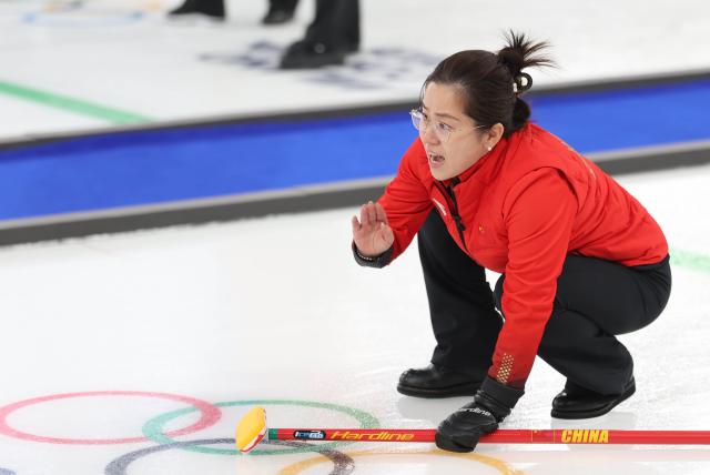 (260219) -- CORTINA D'AMPEZZO, Feb. 19, 2026 (Xinhua) -- Wang Rui of China competes during the curling women's round robin session 11 match between China and Sweden at the 2026 Milan-Cortina Winter Olympics in Cortina, Italy, Feb. 18, 2026. (Xinhua/Ding Xu)