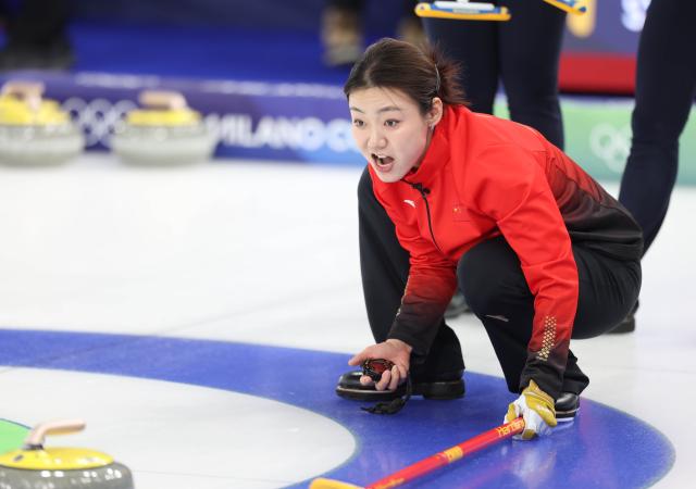 (260219) -- CORTINA D'AMPEZZO, Feb. 19, 2026 (Xinhua) -- Han Yu of China competes during the curling women's round robin session 11 match between China and Sweden at the 2026 Milan-Cortina Winter Olympics in Cortina, Italy, Feb. 18, 2026. (Xinhua/Ding Xu)