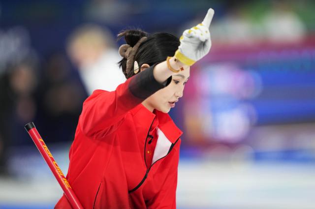 (260219) -- CORTINA D'AMPEZZO, Feb. 19, 2026 (Xinhua) -- Jiang Jiayi of China competes during the curling women's round robin session 11 match between China and Sweden at the 2026 Milan-Cortina Winter Olympics in Cortina, Italy, Feb. 18, 2026. (Xinhua/Li Gang)