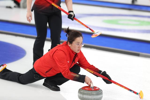 (260219) -- CORTINA D'AMPEZZO, Feb. 19, 2026 (Xinhua) -- Wang Rui of China competes during the curling women's round robin session 11 match between China and Sweden at the 2026 Milan-Cortina Winter Olympics in Cortina, Italy, Feb. 18, 2026. (Xinhua/Ding Xu)