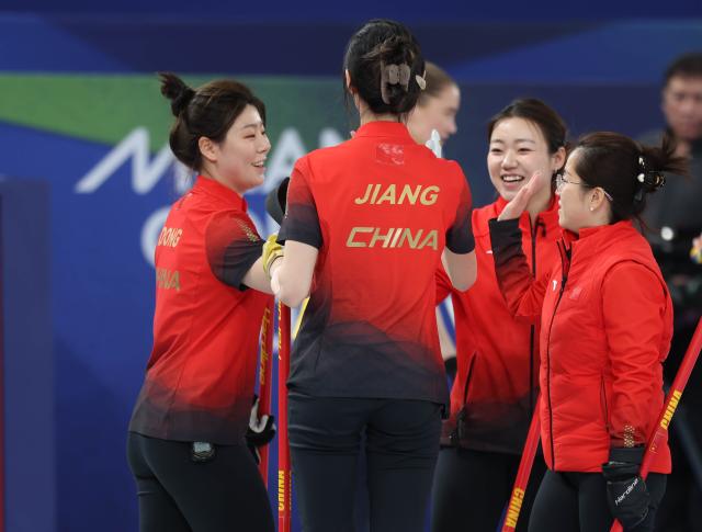 (260219) -- CORTINA D'AMPEZZO, Feb. 19, 2026 (Xinhua) -- Dong Ziqi, Jiang Jiayi, Han Yu and Wang Rui (L-R) of China celebrate during the curling women's round robin session 11 match between China and Sweden at the 2026 Milan-Cortina Winter Olympics in Cortina, Italy, Feb. 18, 2026. (Xinhua/Ding Xu)