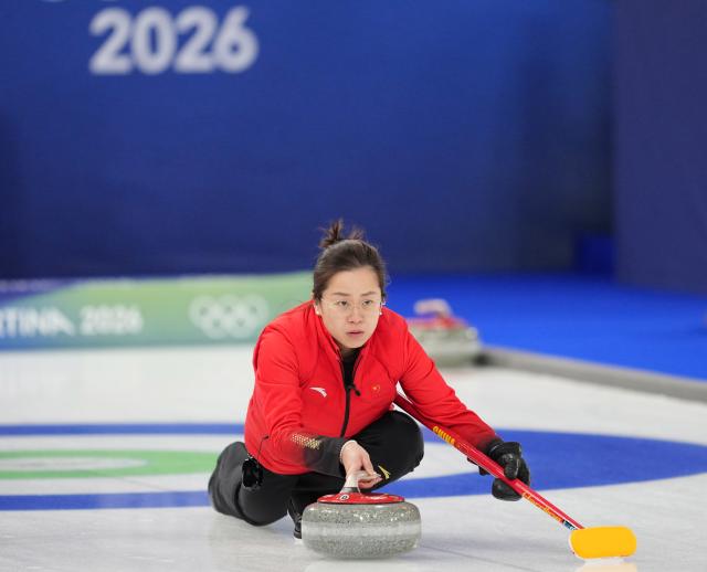 (260219) -- CORTINA D'AMPEZZO, Feb. 19, 2026 (Xinhua) -- Wang Rui of China competes during the curling women's round robin session 11 match between China and Sweden at the 2026 Milan-Cortina Winter Olympics in Cortina, Italy, Feb. 18, 2026. (Xinhua/Li Gang)