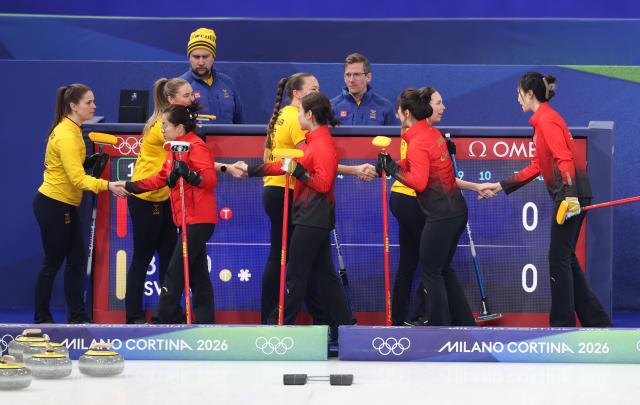 (260219) -- CORTINA D'AMPEZZO, Feb. 19, 2026 (Xinhua) -- Players of both sides shake hands before the curling women's round robin session 11 match between China and Sweden at the 2026 Milan-Cortina Winter Olympics in Cortina, Italy, Feb. 18, 2026. (Xinhua/Ding Xu)