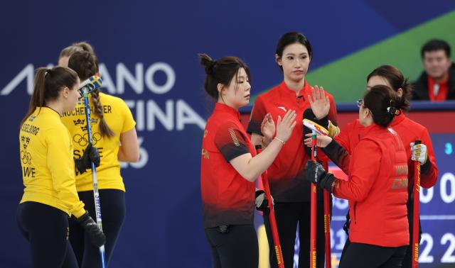 (260219) -- CORTINA D'AMPEZZO, Feb. 19, 2026 (Xinhua) -- Players of both teams react during the curling women's round robin session 11 match between China and Sweden at the 2026 Milan-Cortina Winter Olympics in Cortina, Italy, Feb. 18, 2026. (Xinhua/Ding Xu)