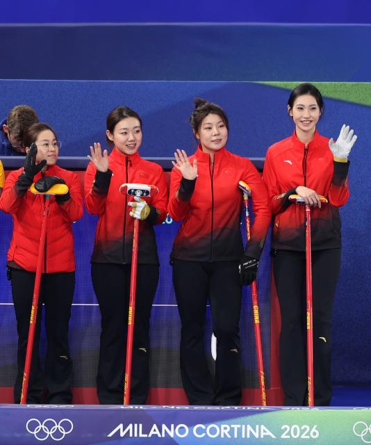 (260219) -- CORTINA D'AMPEZZO, Feb. 19, 2026 (Xinhua) -- Wang Rui, Han Yu, Dong Ziqi, and Jiang Jiayi (L-R) of China greet spectators before the curling women's round robin session 11 match between China and Sweden at the 2026 Milan-Cortina Winter Olympics in Cortina, Italy, Feb. 18, 2026. (Xinhua/Ding Xu)
