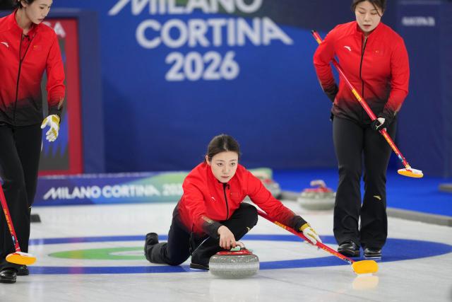 (260219) -- CORTINA D'AMPEZZO, Feb. 19, 2026 (Xinhua) -- Han Yu (C) of China competes during the curling women's round robin session 11 match between China and Sweden at the 2026 Milan-Cortina Winter Olympics in Cortina, Italy, Feb. 18, 2026. (Xinhua/Li Gang)