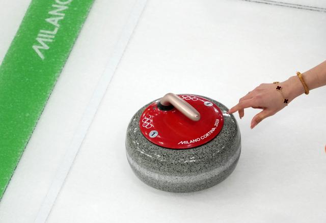 (260219) -- CORTINA D'AMPEZZO, Feb. 19, 2026 (Xinhua) -- Jiang Jiayi of China competes during the curling women's round robin session 11 match between China and Sweden at the 2026 Milan-Cortina Winter Olympics in Cortina, Italy, Feb. 18, 2026. (Xinhua/Li Gang)