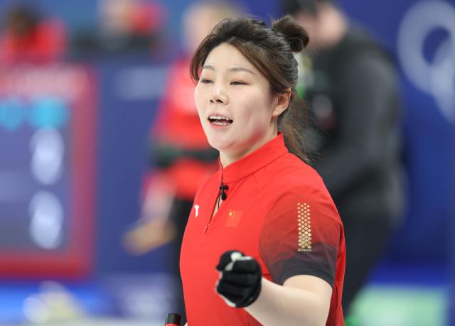 (260219) -- CORTINA D'AMPEZZO, Feb. 19, 2026 (Xinhua) -- Dong Ziqi of China competes during the curling women's round robin session 11 match between China and Sweden at the 2026 Milan-Cortina Winter Olympics in Cortina, Italy, Feb. 18, 2026. (Xinhua/Ding Xu)