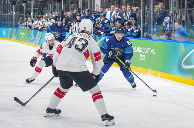(260219) -- MILAN, Feb. 19, 2026 (Xinhua) -- Mikael Granlund (1st R) of Finland vies for the puck during the ice hockey men's play-offs quarterfinal between Finland and Switzerland at the Milan-Cortina 2026 Olympic Winter Games in Milan, Italy, Feb. 18, 2026. (Xinhua/Sun Fei)
