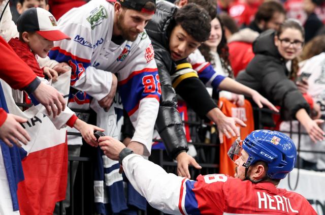 (260219) -- MILAN, Feb. 19, 2026 (Xinhua) -- Tomas Hertl (bottom R) of the Czech Republic gives the puck to an audience before the ice hockey men's play-offs quarterfinals match between Canada and the Czech Republic at the Milan-Cortina 2026 Olympic Winter Games in Milan, Italy, Feb. 18, 2026. (Xinhua/Wang Kaiyan)