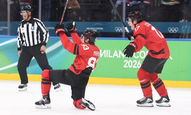 (260219) -- MILAN, Feb. 19, 2026 (Xinhua) -- Mitch Marner (C) of Canada celebrates a goal during the ice hockey men's play-offs quarterfinals match between Canada and the Czech Republic at the Milan-Cortina 2026 Olympic Winter Games in Milan, Italy, Feb. 18, 2026. (Xinhua/Wang Kaiyan)
