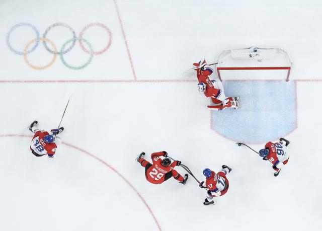 (260219) -- MILAN, Feb. 19, 2026 (Xinhua) -- Players of both teams vie for the puck during the ice hockey men's play-offs quarterfinals match between Canada and the Czech Republic at the Milan-Cortina 2026 Olympic Winter Games in Milan, Italy, Feb. 18, 2026. (Xinhua/Zhang Haofu)