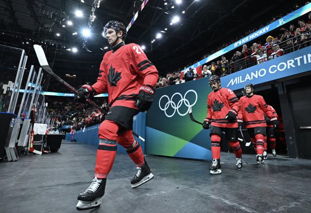 (260219) -- MILAN, Feb. 19, 2026 (Xinhua) -- Players of Canada walk into the court before the ice hockey men's play-offs quarterfinals match between Canada and the Czech Republic at the Milan-Cortina 2026 Olympic Winter Games in Milan, Italy, Feb. 18, 2026. (Xinhua/Zhang Haofu)