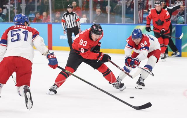 (260219) -- MILAN, Feb. 19, 2026 (Xinhua) -- Mitch Marner (C) of Canada breaks through during the ice hockey men's play-offs quarterfinals match between Canada and the Czech Republic at the Milan-Cortina 2026 Olympic Winter Games in Milan, Italy, Feb. 18, 2026. (Xinhua/Wang Kaiyan)