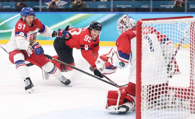 (260219) -- MILAN, Feb. 19, 2026 (Xinhua) -- Mitch Marner (C) of Canada scores during the ice hockey men's play-offs quarterfinals match between Canada and the Czech Republic at the Milan-Cortina 2026 Olympic Winter Games in Milan, Italy, Feb. 18, 2026. (Xinhua/Wang Kaiyan)
