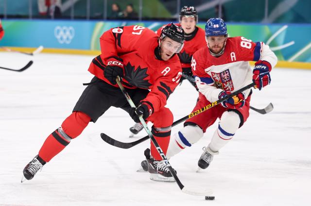(260219) -- MILAN, Feb. 19, 2026 (Xinhua) -- Connor Mcdavid (L) of Canada competes during the ice hockey men's play-offs quarterfinals match between Canada and the Czech Republic at the Milan-Cortina 2026 Olympic Winter Games in Milan, Italy, Feb. 18, 2026. (Xinhua/Wang Kaiyan)
