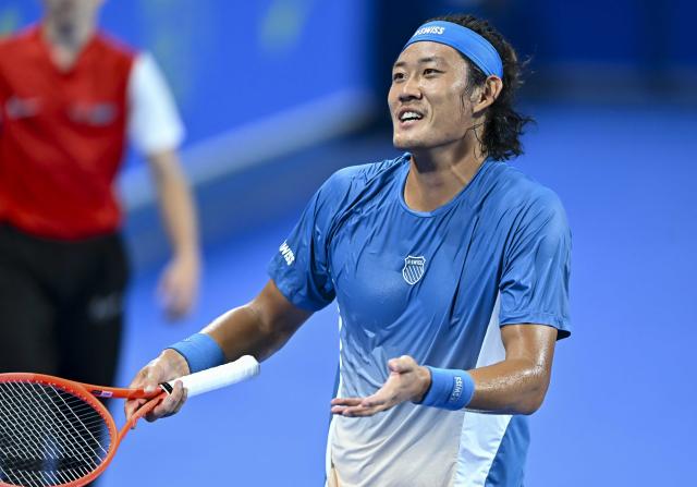 (260219) -- DOHA, Feb. 19, 2026 (Xinhua) -- Zhang Zhizhen of China reacts during the men's singles round of 16 match between Zhang Zhizhen of China and Jakub Mensik of the Czech Republic at the ATP Qatar Open 2026 tennis tournament in Doha, Qatar, on Feb. 18, 2026. (Photo by Nikku/Xinhua)