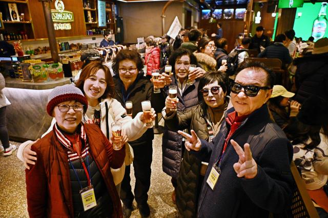 (260219) -- BEIJING, Feb. 19, 2026 (Xinhua) -- South Korean tourists visit Tsingtao Beer Museum in Qingdao City, east China's Shandong Province, Dec. 31, 2025. (Xinhua/Li Ziheng)