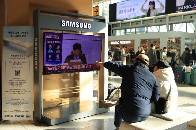 (260219) -- SEOUL, Feb. 19, 2026 (Xinhua) -- People watch a televised news report on Yoon Suk-yeol's court trial at Seoul Railway Station in Seoul, South Korea, Feb. 19, 2026.
  South Korea's former President Yoon Suk-yeol was sentenced to life in prison on charges of insurrection stemming from his declaration of emergency martial law, live footage showed Thursday.
   The Seoul Central District Court delivered its ruling, which was broadcast live to the public, saying the crux of Yoon's martial law case was the fact that troops were deployed to the National Assembly. (Photo by Park Jintaek/Xinhua)
