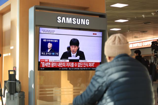 (260219) -- SEOUL, Feb. 19, 2026 (Xinhua) -- People watch a televised news report on Yoon Suk-yeol's court trial at Seoul Railway Station in Seoul, South Korea, Feb. 19, 2026.
  South Korea's former President Yoon Suk-yeol was sentenced to life in prison on charges of insurrection stemming from his declaration of emergency martial law, live footage showed Thursday.
   The Seoul Central District Court delivered its ruling, which was broadcast live to the public, saying the crux of Yoon's martial law case was the fact that troops were deployed to the National Assembly. (Photo by Park Jintaek/Xinhua)