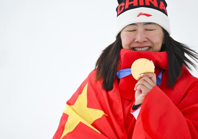 (260219) -- BEIJING, Feb. 19, 2026 (Xinhua) -- Gold medalist Xu Mengtao of China displays her medal during the awarding ceremony for the freestyle skiing women's aerials at the Milan-Cortina 2026 Olympic Winter Games in Livigno, Italy, Feb. 18, 2026. (Xinhua/Zhang Hongxiang)