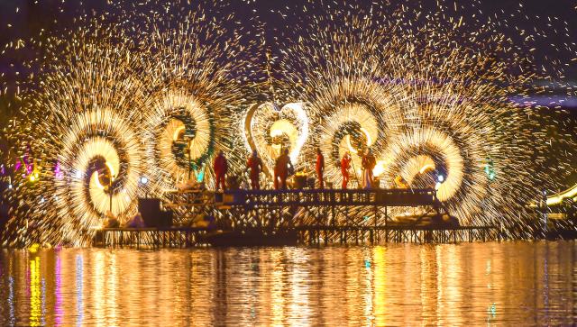 (260219) -- BEIJING, Feb. 19, 2026 (Xinhua) -- A molten iron fireworks show is staged on water at a botanical garden in Luoyang City, central China's Henan Province, Feb. 17, 2026. During the Spring Festival, lantern decorations across the country created a joyful atmosphere for the holiday. (Photo by Huang Zhengwei/Xinhua)