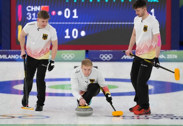 (260219) -- CORTINA D'AMPEZZO, Feb. 19, 2026 (Xinhua) -- Felix Messenzehl (C) of Germany competes during the curling men's round robin session 12 match between China and Germany at the 2026 Milan-Cortina Winter Olympics in Cortina, Italy, Feb. 19, 2026. (Xinhua/Li Gang)