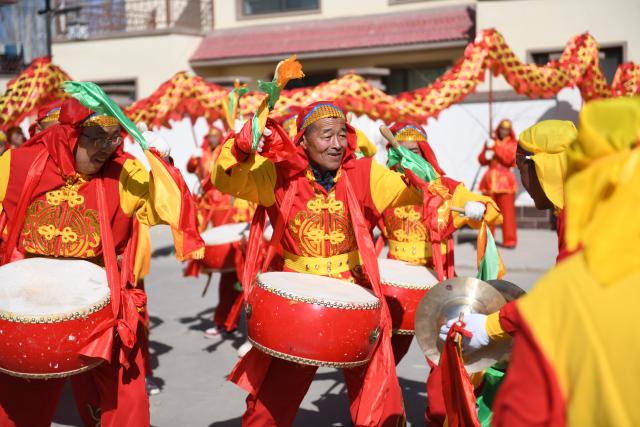 (260219) -- BEIJING, Feb. 19, 2026 (Xinhua) -- Villagers perform Taiping Drum in Zijin Village of Jiuquan City, northwest China's Gansu Province, Feb. 18, 2026. During the Spring Festival, various folk activities and performances are held across China. (Photo by Gao Hongshan/Xinhua)