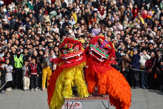 (260219) -- BEIJING, Feb. 19, 2026 (Xinhua) -- People watch a lion dance performance in Lanzhou, northwest China's Gansu Province, Feb. 18, 2026. During the Spring Festival, various folk activities and performances are held across China. (Photo by Hou Chonghui/Xinhua)