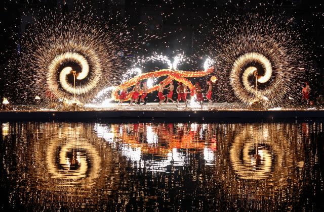 (260219) -- BEIJING, Feb. 19, 2026 (Xinhua) -- A molten iron fireworks show integrated with dragon dance is staged in Xiangyang City, central China's Hubei Province, Feb. 17, 2026. During the Spring Festival, various folk activities and performances are held across China. (Photo by Yang Dong/Xinhua)
