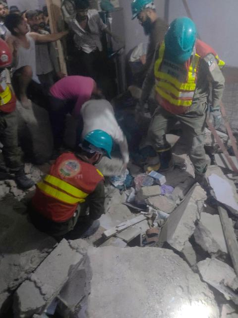 (260219) -- KARACHI, Feb. 19, 2026 (Xinhua) -- Rescuers search for victims after a gas explosion in Karachi, Pakistan on Feb. 19, 2026.
  The death toll from a gas explosion at a residential building in Pakistan's southern port city of Karachi has risen to 16, rescue officials said on Thursday.
   The explosion occurred at around 4:15 a.m. local time on the first floor of a three-storey building, Assistant Superintendent of Police Jamshed Asher told media. (Xinhua)