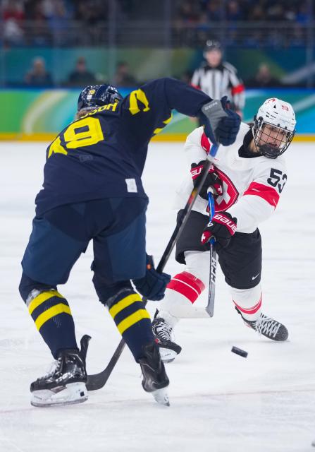 (260219) -- MILAN, Feb. 19, 2026 (Xinhua) -- Vanessa Schaefer (R) of Switzerland competes during the ice hockey women's bronze medal game between Switzerland and Sweden at the Milan-Cortina 2026 Olympic Winter Games in Milan, Italy, Feb. 19, 2026. (Xinhua/Tao Xiyi)