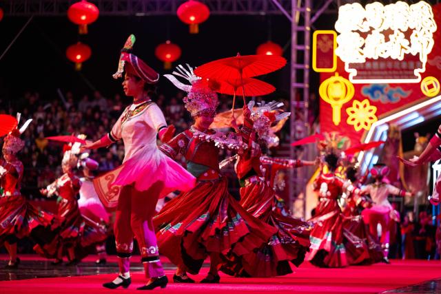 (260219) -- MACAO, Feb. 19, 2026 (Xinhua) -- People perform during a parade in celebration of the Chinese New Year in Macao, south China, Feb. 19, 2026. A parade was held Thursday by the Macao Government Tourism Office to celebrate the Chinese New Year, or the Spring Festival. (Xinhua/Cheong Kam Ka)