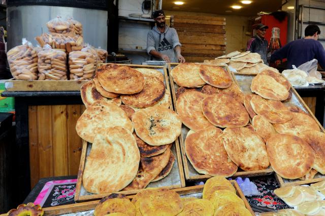 (260219) -- AMMAN, Feb. 19, 2026 (Xinhua) -- Photo taken on on Feb. 19, 2026 shows a bread stall at a market during Ramadan in Amman, Jordan. (Photo by Mohammad Abu Ghosh/Xinhua)
