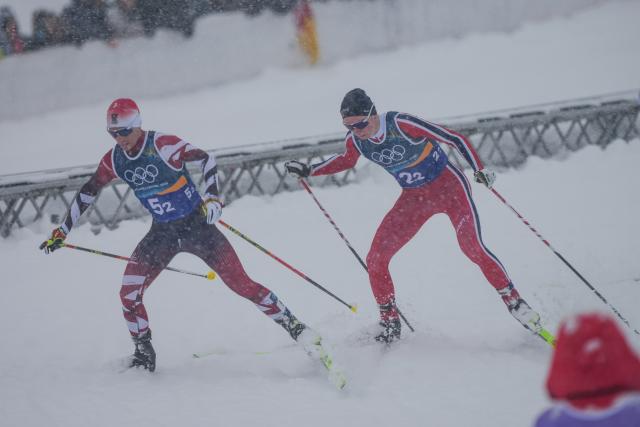(260219) -- TESERO, Feb. 19, 2026 (Xinhua) -- Jens Luraas Oftebro (R) of Norway competes during the cross-country event of the nordic combined team sprint at the 2026 Milan-Cortina Winter Olympics in Tesero, Italy, Feb. 19, 2026. (Xinhua/Peng Ziyang)