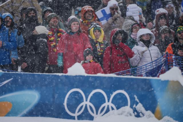 (260219) -- TESERO, Feb. 19, 2026 (Xinhua) -- People watch the cross-country event of the nordic combined team sprint at the 2026 Milan-Cortina Winter Olympics in Tesero, Italy, Feb. 19, 2026. (Xinhua/Peng Ziyang)
