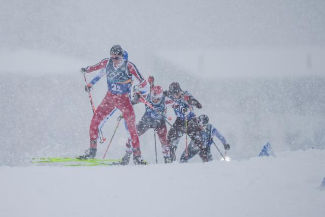 (260219) -- TESERO, Feb. 19, 2026 (Xinhua) -- Athletes compete during the cross-country event of the nordic combined team sprint at the 2026 Milan-Cortina Winter Olympics in Tesero, Italy, Feb. 19, 2026. (Xinhua/Peng Ziyang)