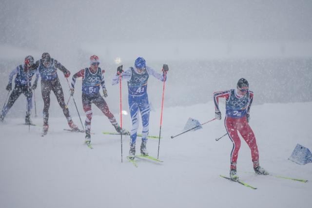 (260219) -- TESERO, Feb. 19, 2026 (Xinhua) -- Athletes compete during the cross-country event of the nordic combined team sprint at the 2026 Milan-Cortina Winter Olympics in Tesero, Italy, Feb. 19, 2026. (Xinhua/Peng Ziyang)
