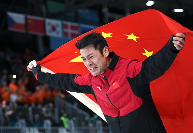 (260219) -- MILAN, Feb. 19, 2026 (Xinhua) -- Ning Zhongyan of China celebrates after winning the speed skating men's 1500m event at the Milan-Cortina 2026 Olympic Winter Games in Milan, Italy, Feb. 19, 2026. (Xinhua/Li Jing)