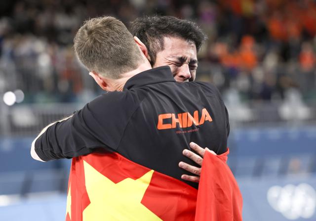 (260219) -- MILAN, Feb. 19, 2026 (Xinhua) -- Ning Zhongyan (R) of China is congratulated after winning the speed skating men's 1500m event at the Milan-Cortina 2026 Olympic Winter Games in Milan, Italy, Feb. 19, 2026. (Xinhua/Li Jing)