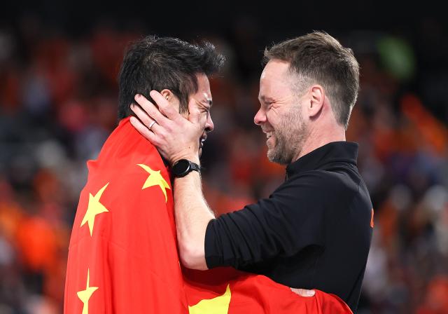 (260219) -- MILAN, Feb. 19, 2026 (Xinhua) -- Ning Zhongyan (L) of China is congratulated after winning the speed skating men's 1500m event at the Milan-Cortina 2026 Olympic Winter Games in Milan, Italy, Feb. 19, 2026. (Xinhua/Li Jing)
