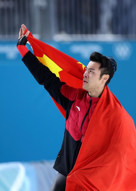 (260219) -- MILAN, Feb. 19, 2026 (Xinhua) -- Ning Zhongyan of China celebrates after winning the speed skating men's 1500m event at the Milan-Cortina 2026 Olympic Winter Games in Milan, Italy, Feb. 19, 2026. (Xinhua/Du Xiaoyi)
