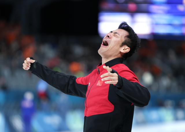(260219) -- MILAN, Feb. 19, 2026 (Xinhua) -- Ning Zhongyan of China celebrates after winning the speed skating men's 1500m event at the Milan-Cortina 2026 Olympic Winter Games in Milan, Italy, Feb. 19, 2026. (Xinhua/Li Jing)