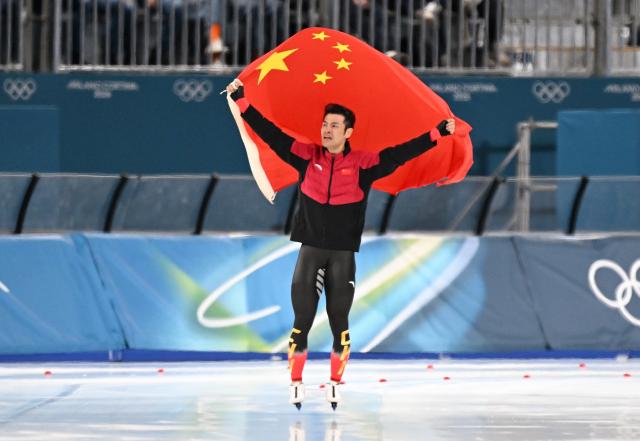 (260219) -- MILAN, Feb. 19, 2026 (Xinhua) -- Ning Zhongyan of China celebrates after winning the speed skating men's 1500m event at the Milan-Cortina 2026 Olympic Winter Games in Milan, Italy, Feb. 19, 2026. (Xinhua/Wu Wei)