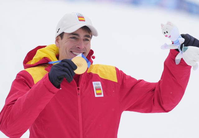 (260219) -- BORMIO, Feb. 19, 2026 (Xinhua) -- Oriol Cardona Coll of Spain poses for photos during the awarding ceremony of the ski mountaineering men's sprint event at the Milan-Cortina 2026 Olympic Winter Games in Bormio, Italy, Feb. 19, 2026. (Xinhua/Hu Huhu)