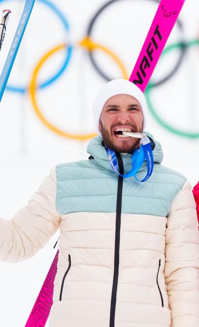 (260219) -- BORMIO, Feb. 19, 2026 (Xinhua) -- Silver medalist individual neutral athlete Nikita Filippov bites his medal during the awarding ceremony of the ski mountaineering men's sprint event at the Milan-Cortina 2026 Olympic Winter Games in Bormio, Italy, Feb. 19, 2026. (Xinhua/Yan Linyun)