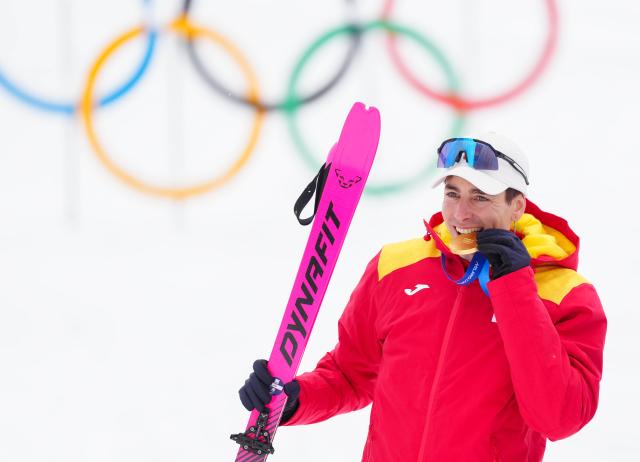 (260219) -- BORMIO, Feb. 19, 2026 (Xinhua) -- Gold medalist Oriol Cardona Coll of Spain bites his medal during the awarding ceremony of the ski mountaineering men's sprint event at the Milan-Cortina 2026 Olympic Winter Games in Bormio, Italy, Feb. 19, 2026. (Xinhua/Yan Linyun)
