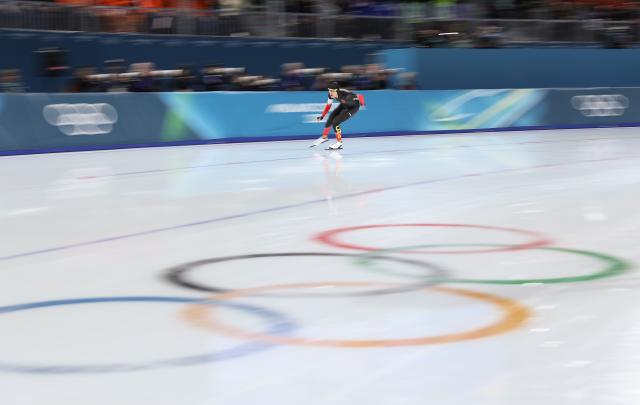 (260219) -- MILAN, Feb. 19, 2026 (Xinhua) -- Liu Hanbin of China competes during the speed skating men's 1500m event at the Milan-Cortina 2026 Olympic Winter Games in Milan, Italy, Feb. 19, 2026. (Xinhua/Li Jing)