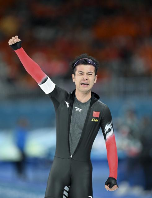 (260219) -- MILAN, Feb. 19, 2026 (Xinhua) -- Ning Zhongyan of China celebrates after the speed skating men's 1500m event at the Milan-Cortina 2026 Olympic Winter Games in Milan, Italy, Feb. 19, 2026. (Xinhua/Wu Wei)